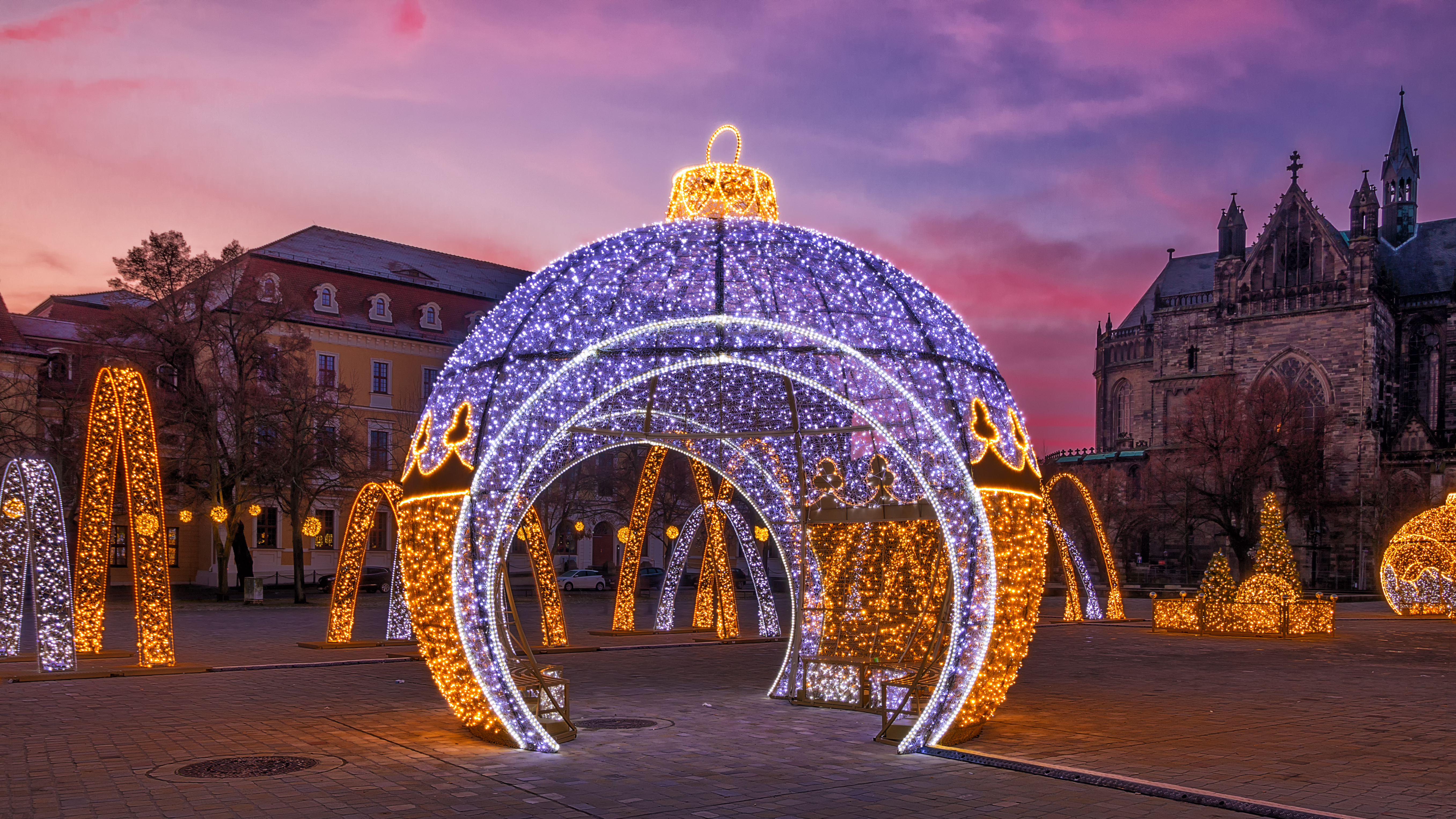 Lichterwelten im Magdeburger Domviertel bei Abenddämmerung
