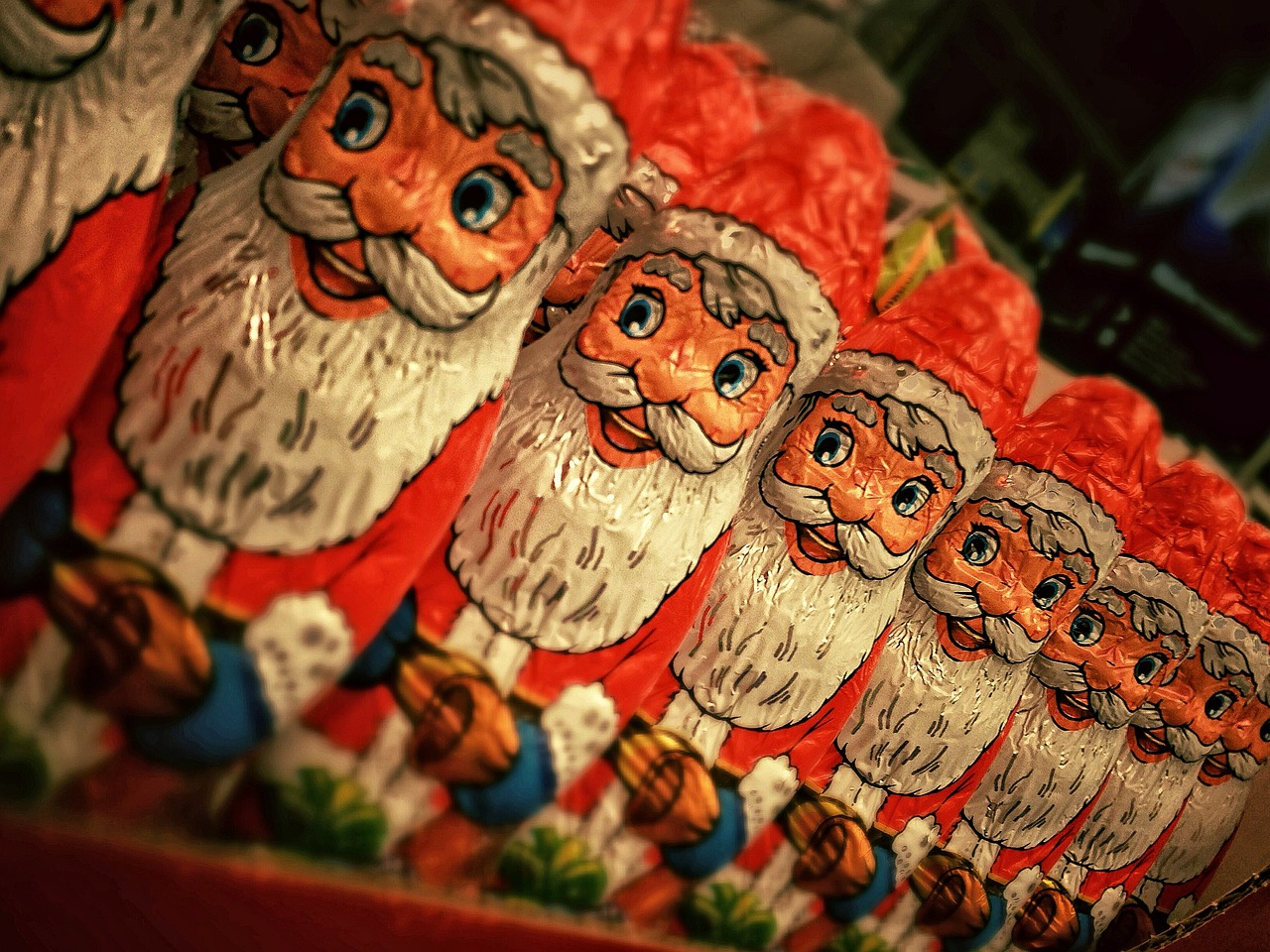Reihe von in Folie verpackten Schokoladen-Weihnachtsmännern, Sinnbild für die klassische, austauschbare Weihnachtsroutine